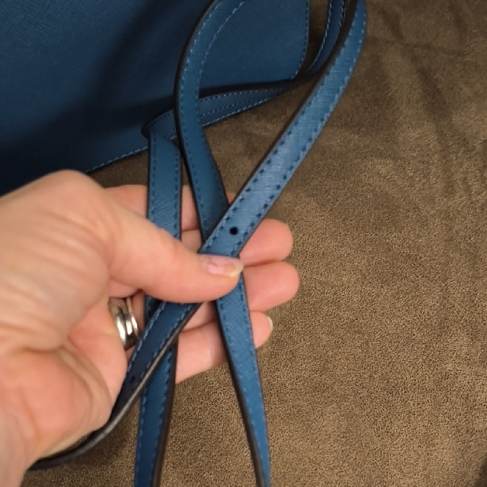 Michael Kors Elegant Blue Crossbody Bag - Picture 4 of 9